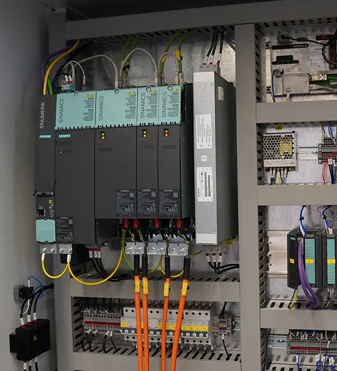 X-Serie Lasermaschine mit PRECITEC Schneidkopf und RAYCUS Laserstrahlquelle